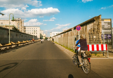 Bicicleta en el muro de Berlín