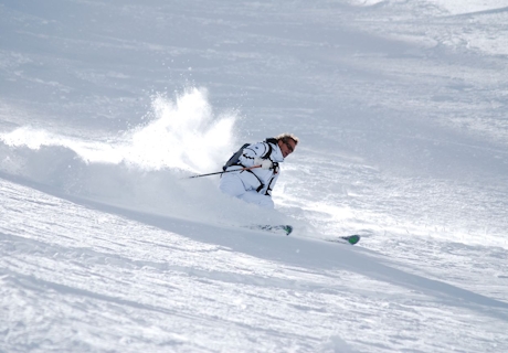 Persona haciendo ski