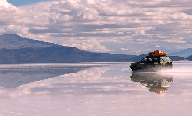 Veículo passando sobre o Salar de Uyuni inundado