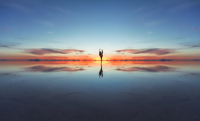 Viajante e o efeito espelho durante a melhor época para visitar o Salar de Uyuni